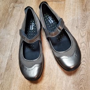 NWOB Clarks wave shoes- size 10